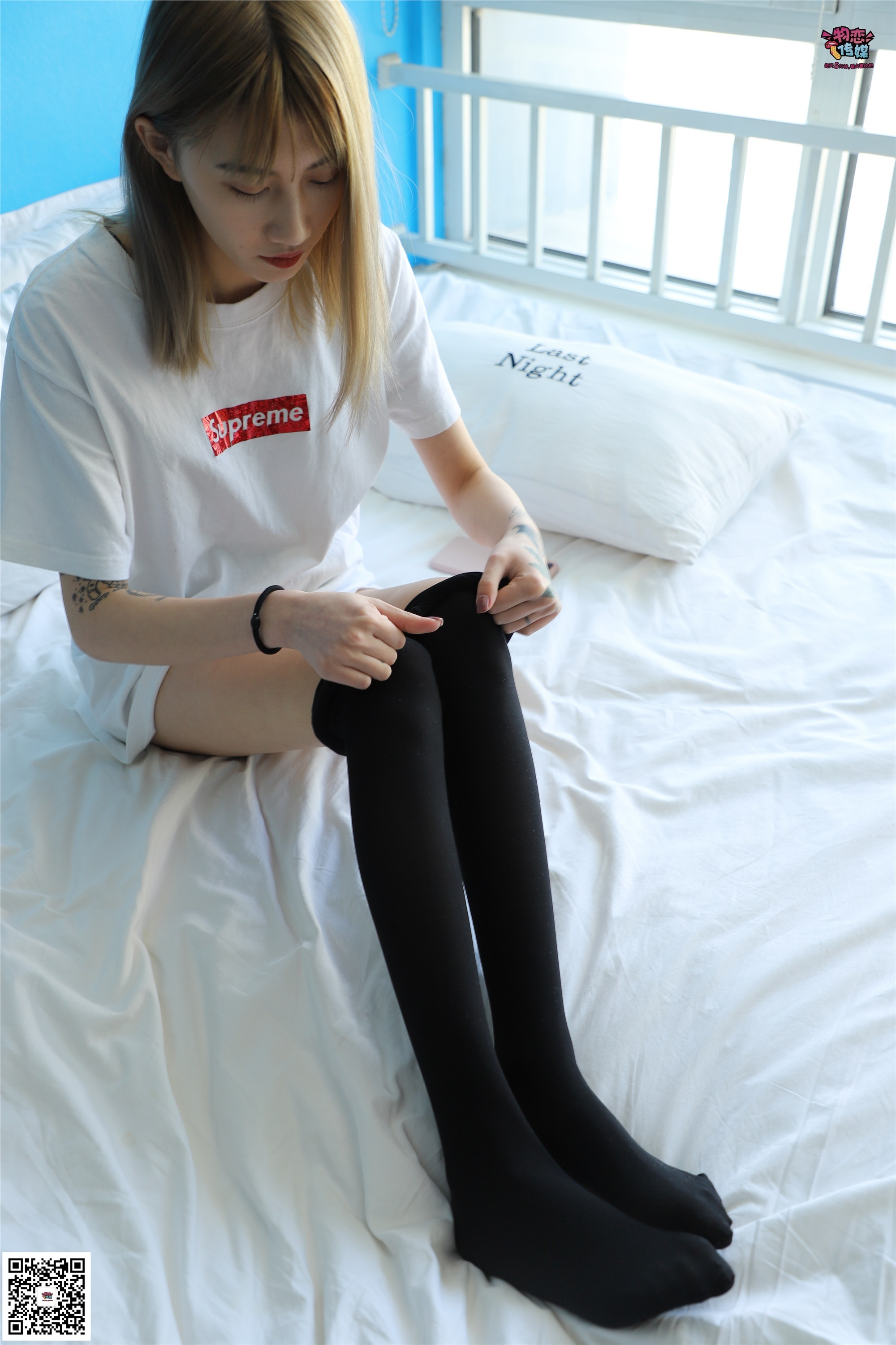 物恋传媒 No.002 酷酷的18岁黑丝少女，黑丝与白长筒袜的碰撞